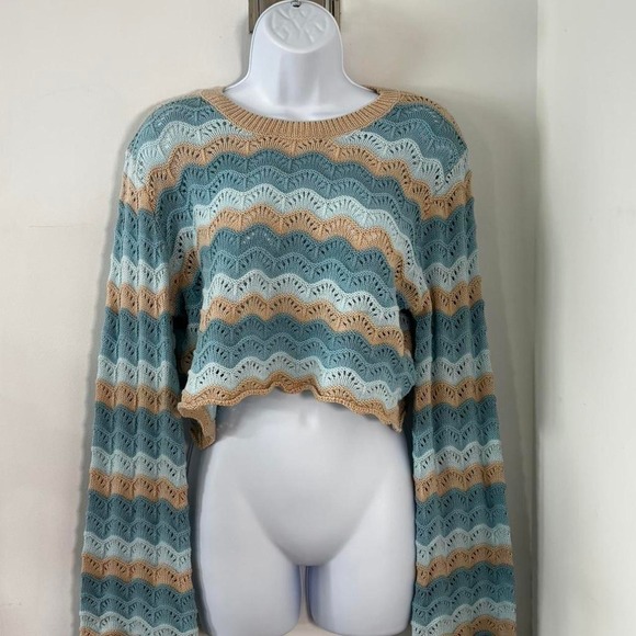 Le Lis Tops - Le Lis Collection blue and tan striped knit sweater cropped long sleeve Size L